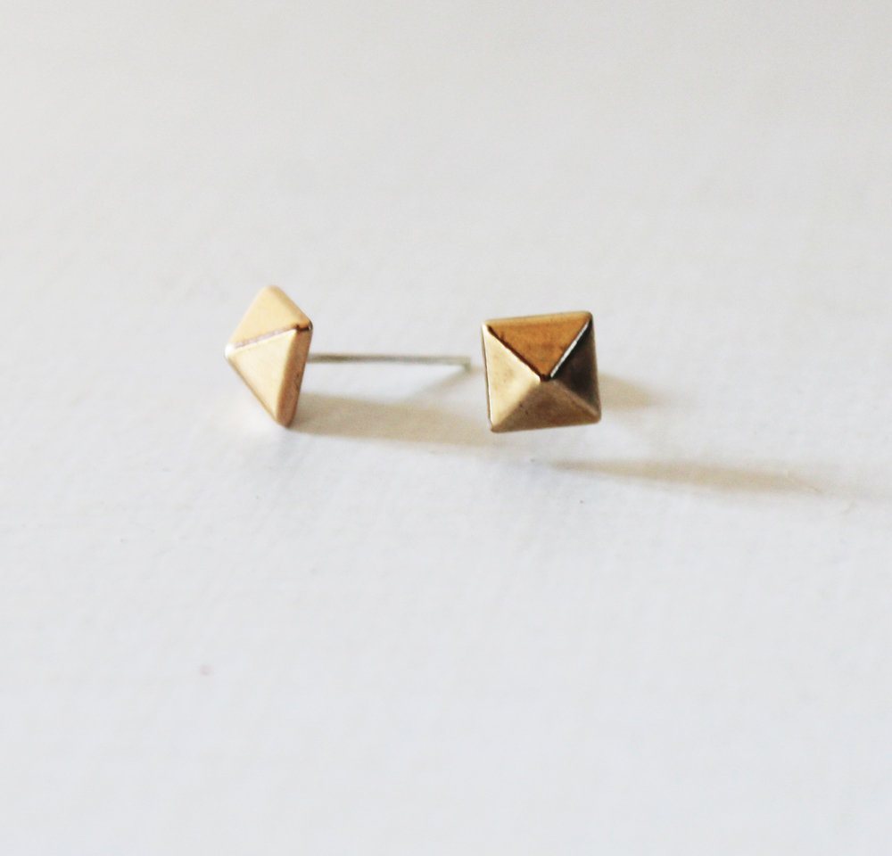 Gold Pyramid Stud Earrings, Small Gold Pyramid Studs, Dainty Gold Studs, Geometric Gold Earrings, Pyramid Post Earrings, Lightweight Studs